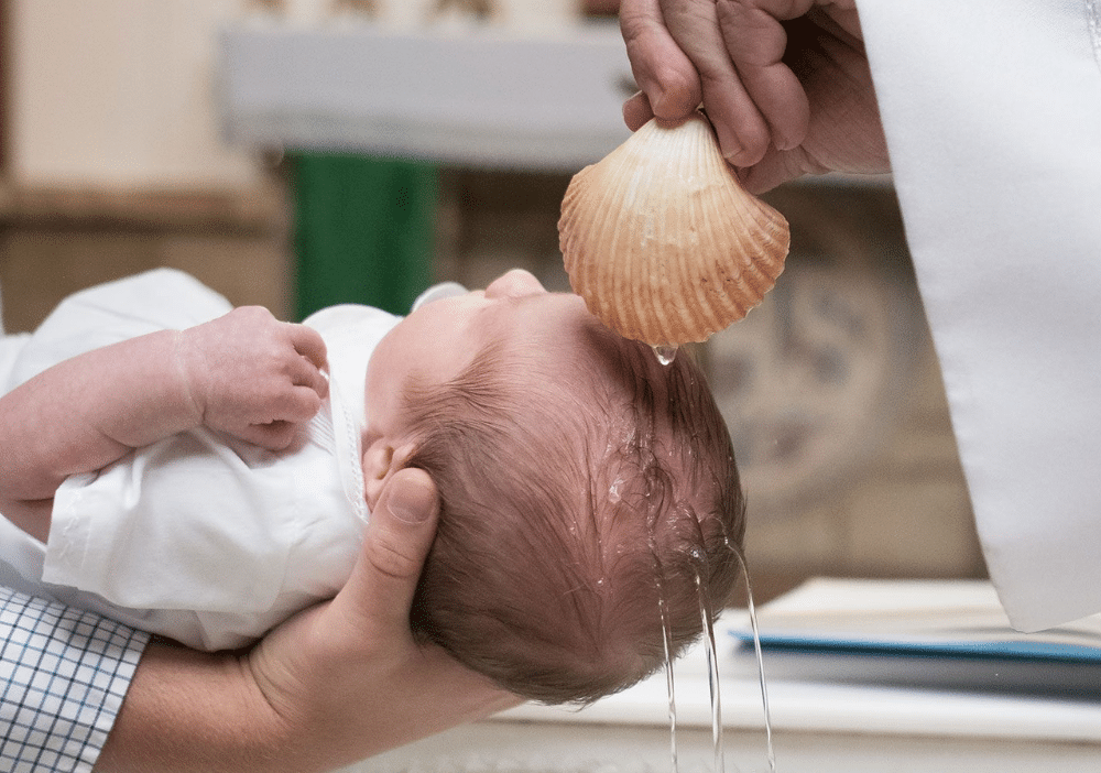 DioMutualisés - 1000x702 jeune fille se faisant baptiser